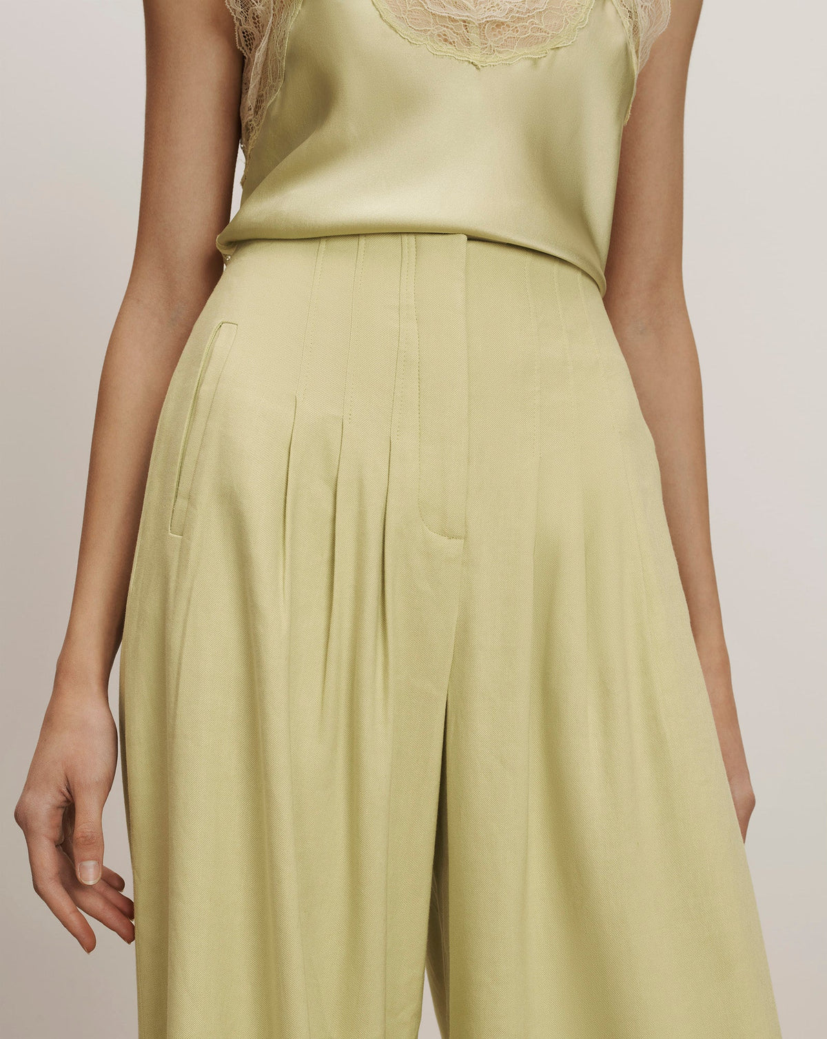 Veronica Beard | Hoyt Wide-Leg Pleated Pant in Pistachio Pistachio